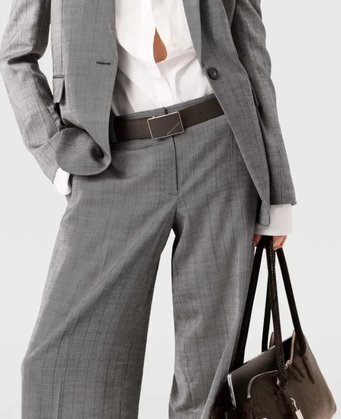 Pantalon droit à pinces et à rayures fines Pantalon droit à pinces et à rayures fines