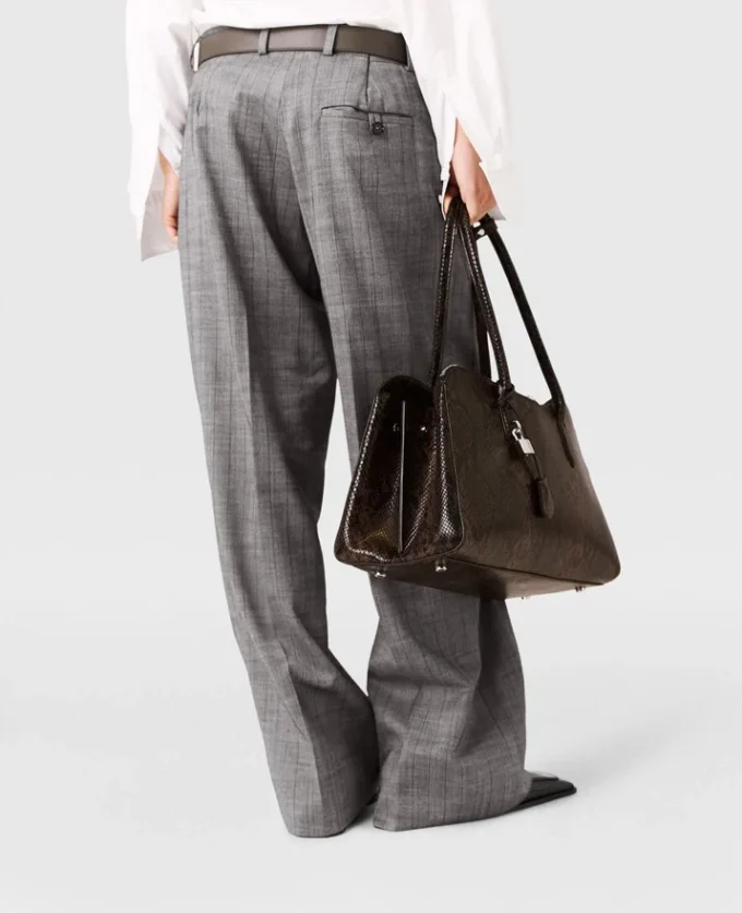 Pantalon droit à pinces et à rayures fines Pantalon droit à pinces et à rayures fines