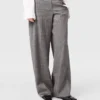 Pantalon droit à pinces et à rayures fines Pantalon droit à pinces et à rayures fines