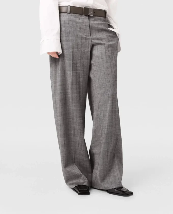 Pantalon droit à pinces et à rayures fines Pantalon droit à pinces et à rayures fines