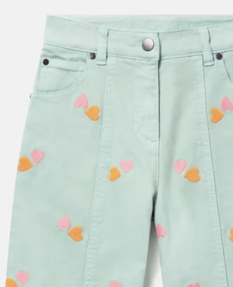 Pantalon en gabardine brodé d&rsquo;un cœur