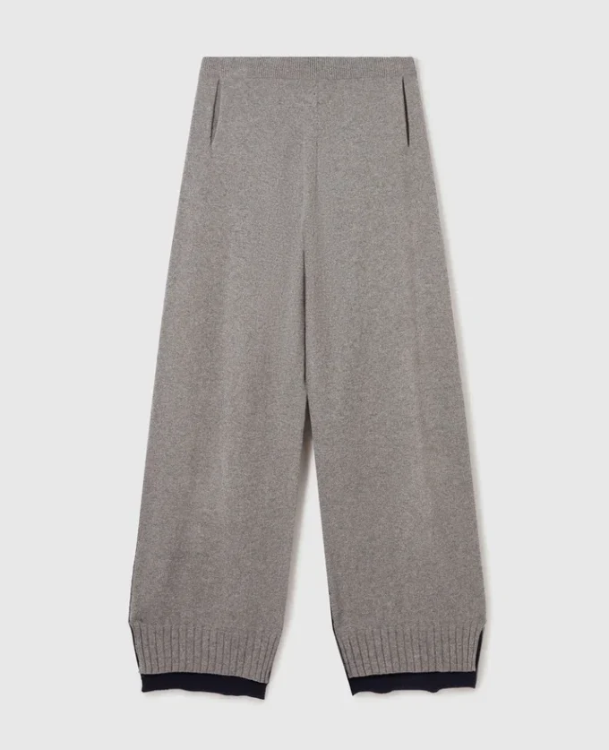 Pantalon à jambes larges et empiècements contrastés Pantalon à jambes larges et empiècements contrastés