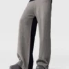 Pantalon à jambes larges et empiècements contrastés Pantalon à jambes larges et empiècements contrastés