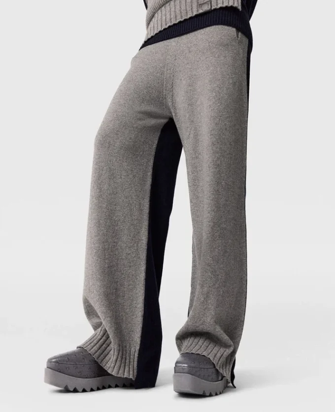 Pantalon à jambes larges et empiècements contrastés Pantalon à jambes larges et empiècements contrastés