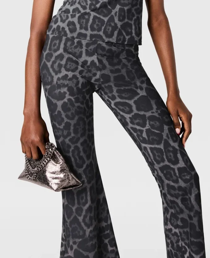 Pantalon évasé taille moyenne à imprimé léopard Pantalon évasé taille moyenne à imprimé léopard