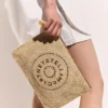 Pochette en raphia avec logo Pochette en raphia avec logo