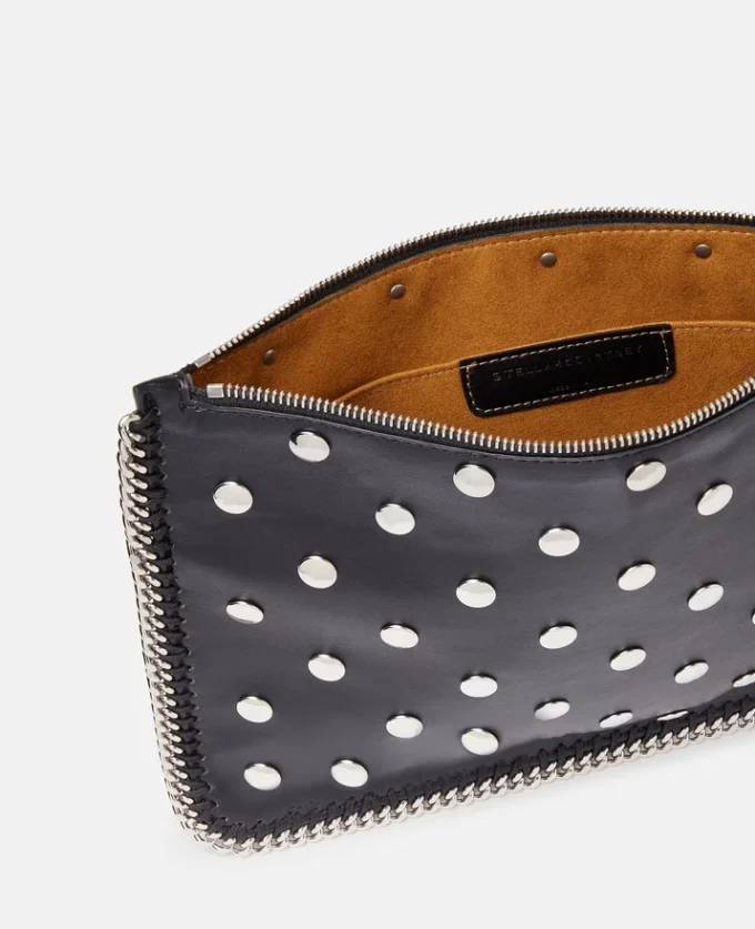 Pochette à fermeture éclair cloutée Falabella Pochette à fermeture éclair cloutée Falabella