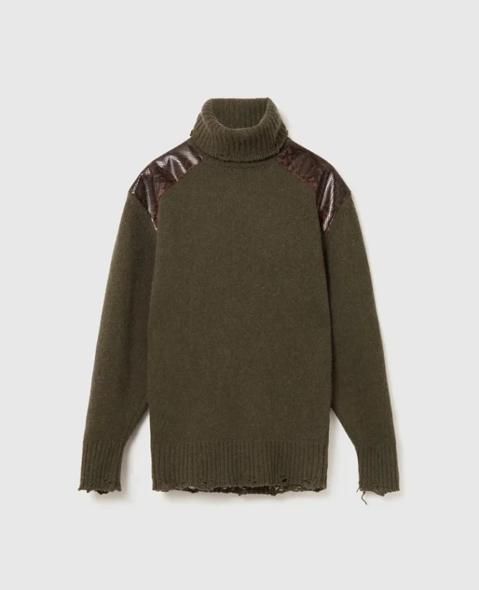 Pull à col roulé et empiècement serpent