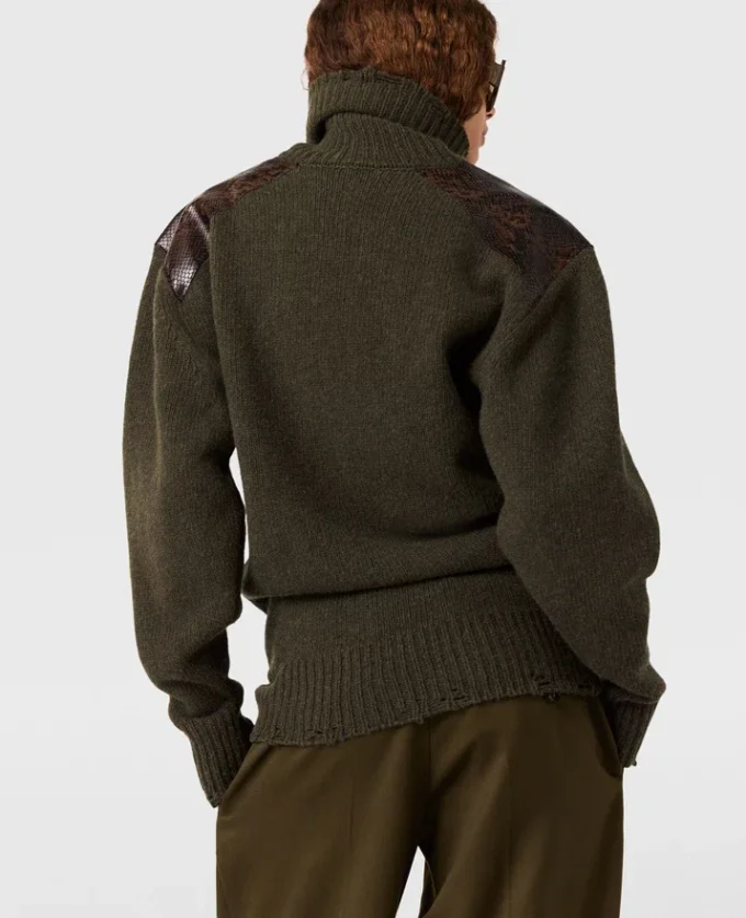 Pull à col roulé et empiècement serpent