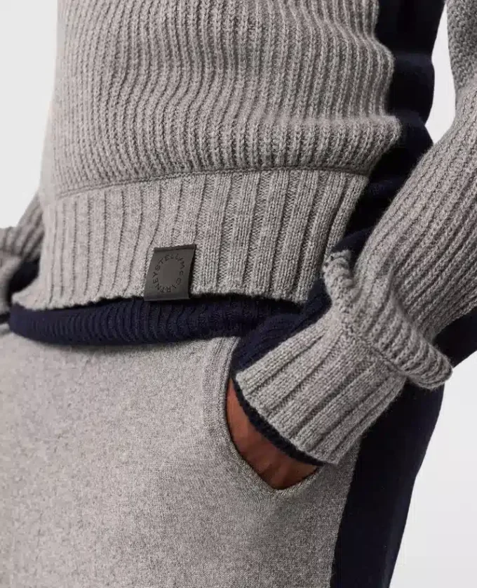 Pull à col roulé et empiècements contrastés