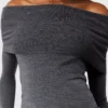 Pull à manches longues et épaules dénudées