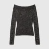Pull à paillettes et épaules dénudées