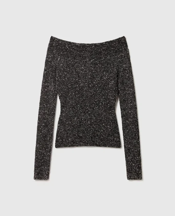 Pull à paillettes et épaules dénudées