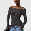 Pull à paillettes et épaules dénudées