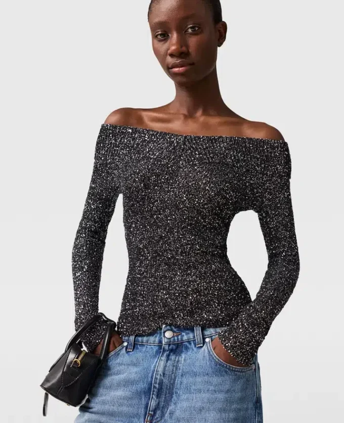 Pull à paillettes et épaules dénudées