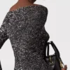Pull à paillettes et épaules dénudées