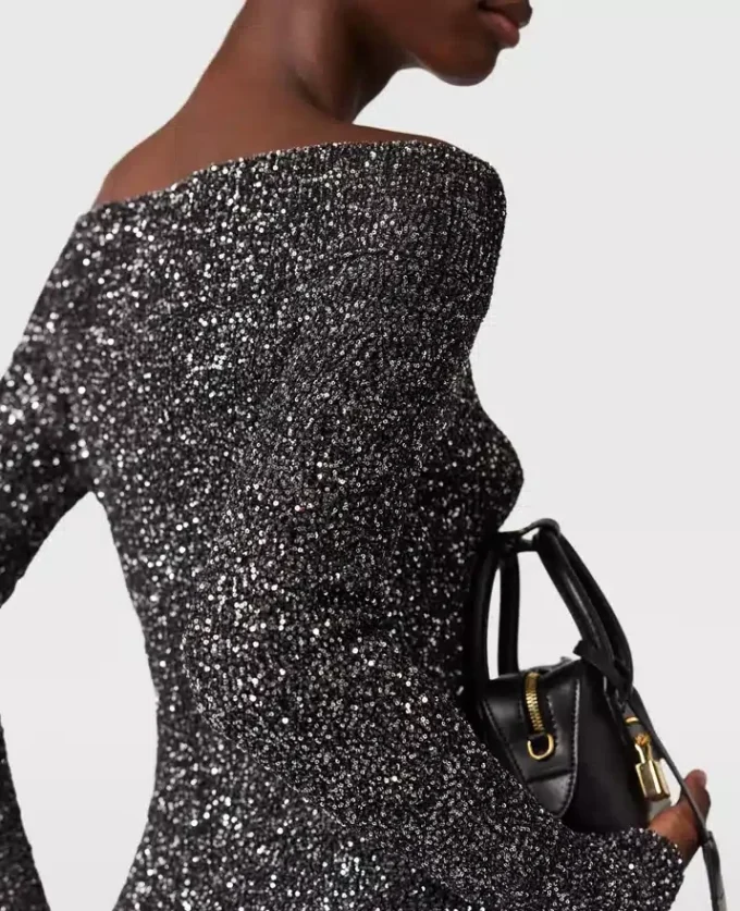 Pull à paillettes et épaules dénudées