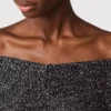 Pull à paillettes et épaules dénudées