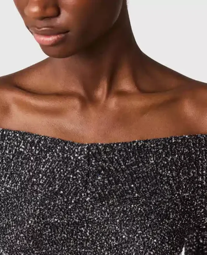 Pull à paillettes et épaules dénudées