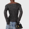 Pull à paillettes et épaules dénudées