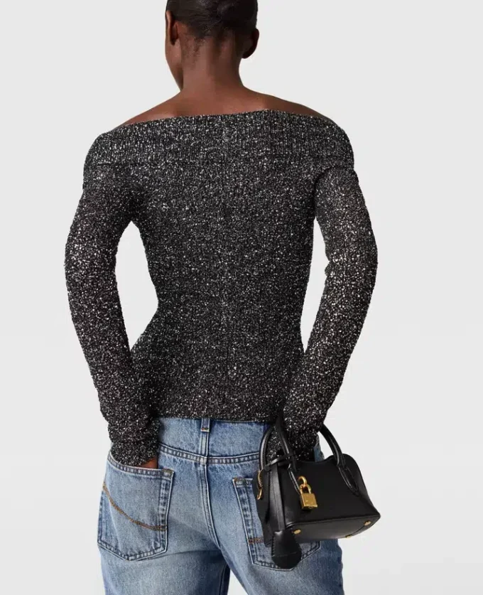 Pull à paillettes et épaules dénudées