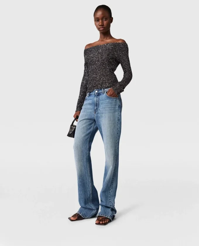 Pull à paillettes et épaules dénudées
