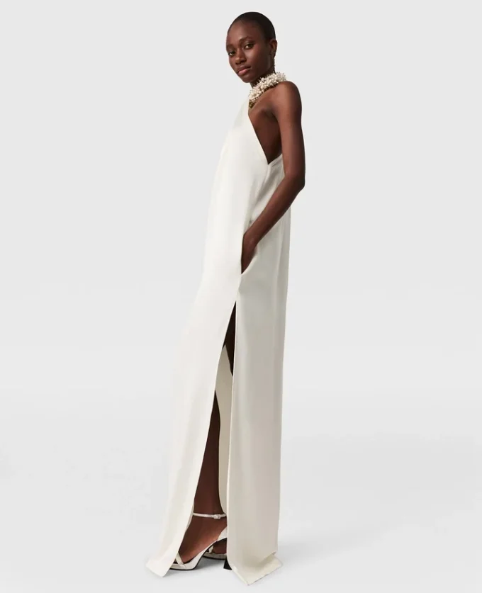 Robe asymétrique en satin à col bénitier ornée Robe asymétrique en satin à col bénitier ornée