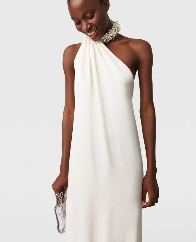 Robe asymétrique en satin à col bénitier ornée Robe asymétrique en satin à col bénitier ornée
