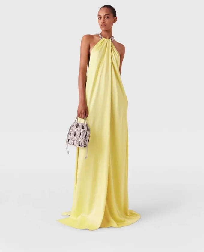 Robe à col bénitier et chaîne en cristal Robe à col bénitier et chaîne en cristal