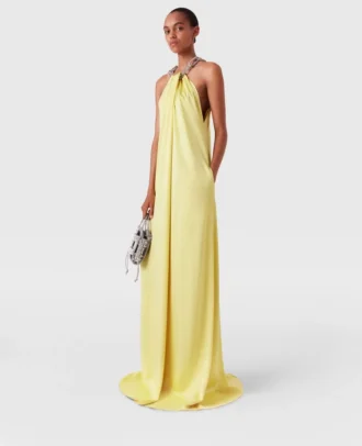 Robe à col bénitier et chaîne en cristal