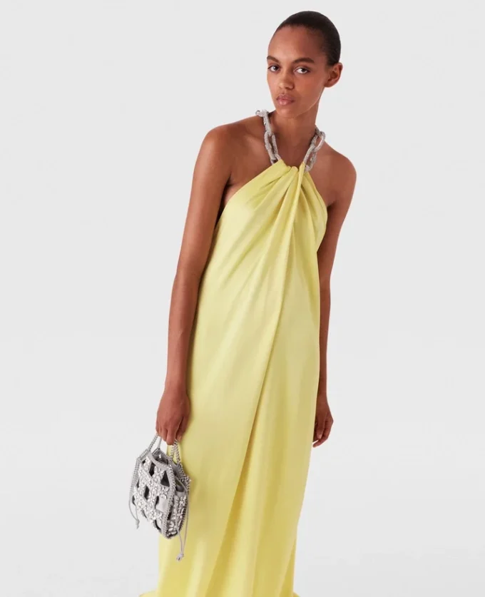 Robe à col bénitier et chaîne en cristal Robe à col bénitier et chaîne en cristal