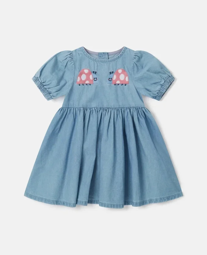 Robe en denim brodée de coccinelles