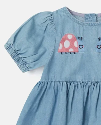 Robe en denim brodée de coccinelles