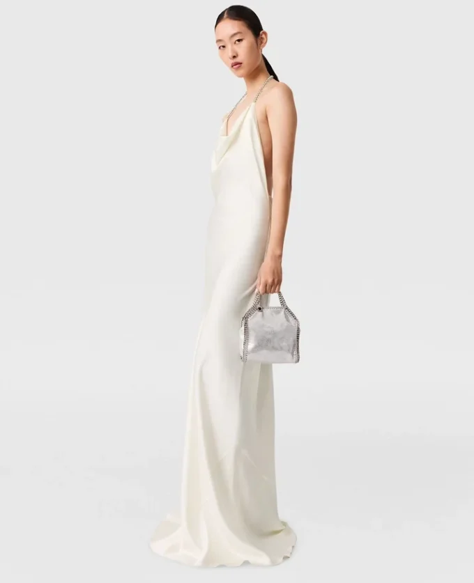 Robe en satin à bretelles chaîne Falabella Robe en satin à bretelles chaîne Falabella