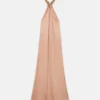 Robe longue en satin à col licou et chaîne Robe longue en satin à col licou et chaîne