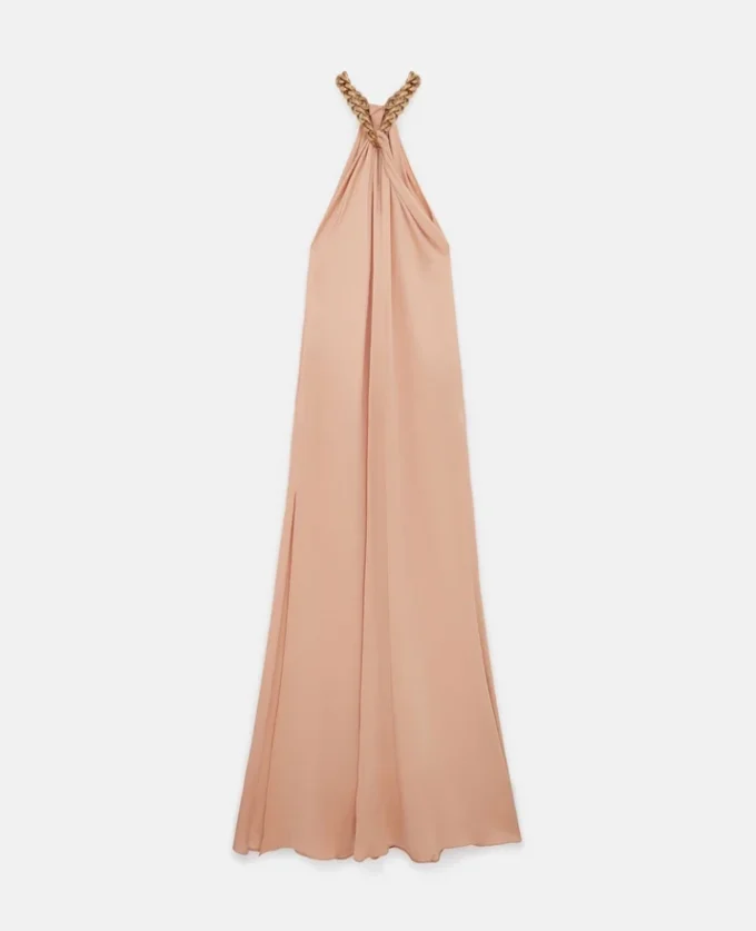 Robe longue en satin à col licou et chaîne Robe longue en satin à col licou et chaîne