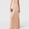 Robe longue en satin à col licou et chaîne Robe longue en satin à col licou et chaîne