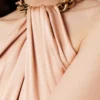 Robe longue en satin à col licou et chaîne Robe longue en satin à col licou et chaîne