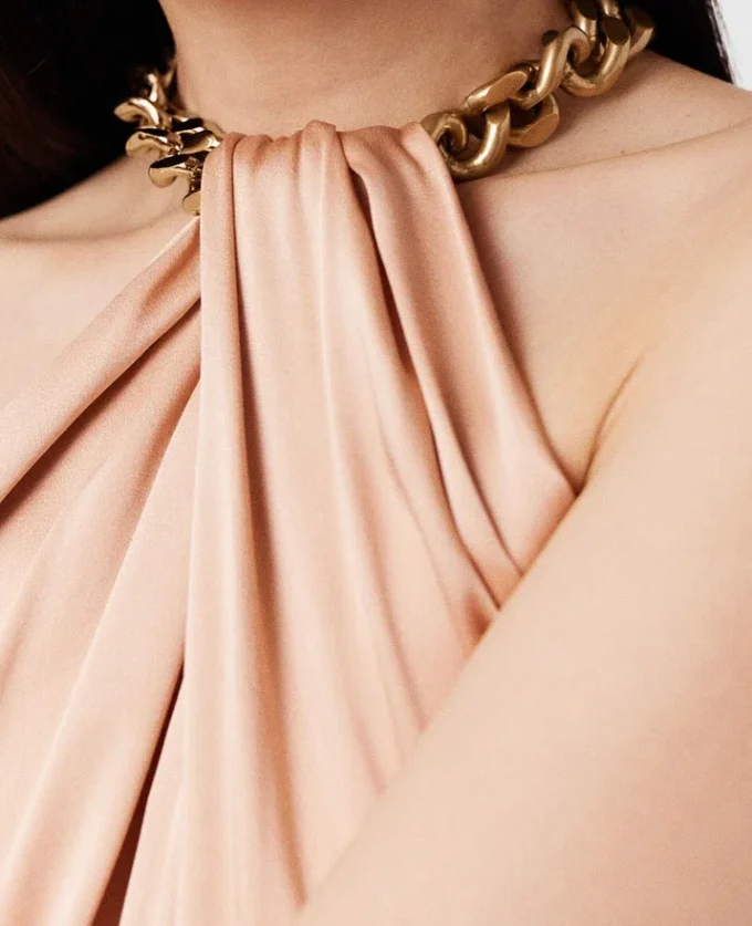 Robe longue en satin à col licou et chaîne Robe longue en satin à col licou et chaîne