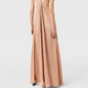 Robe longue en satin à col licou et chaîne Robe longue en satin à col licou et chaîne