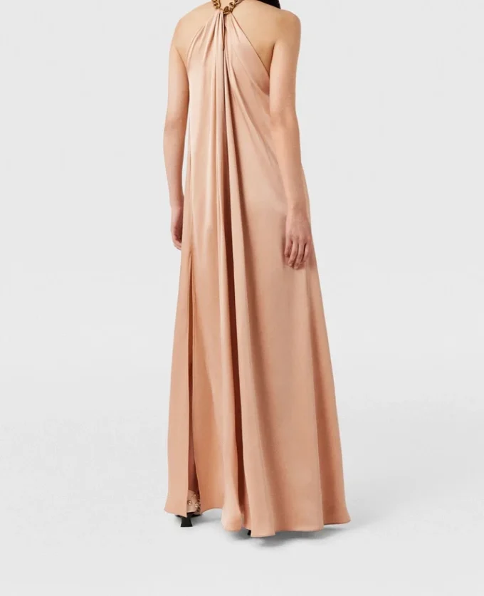 Robe longue en satin à col licou et chaîne Robe longue en satin à col licou et chaîne