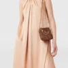 Robe longue en satin à col licou et chaîne Robe longue en satin à col licou et chaîne
