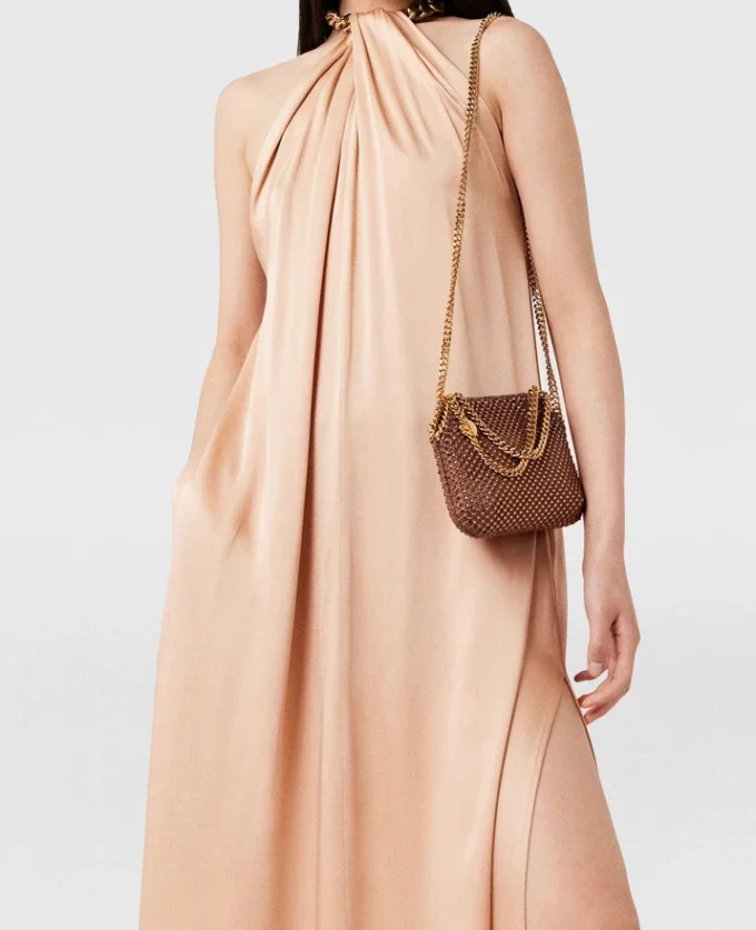 Robe longue en satin à col licou et chaîne Robe longue en satin à col licou et chaîne