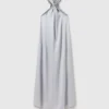 Robe longue en satin à col licou et chaîne à billes Robe longue en satin à col licou et chaîne à billes