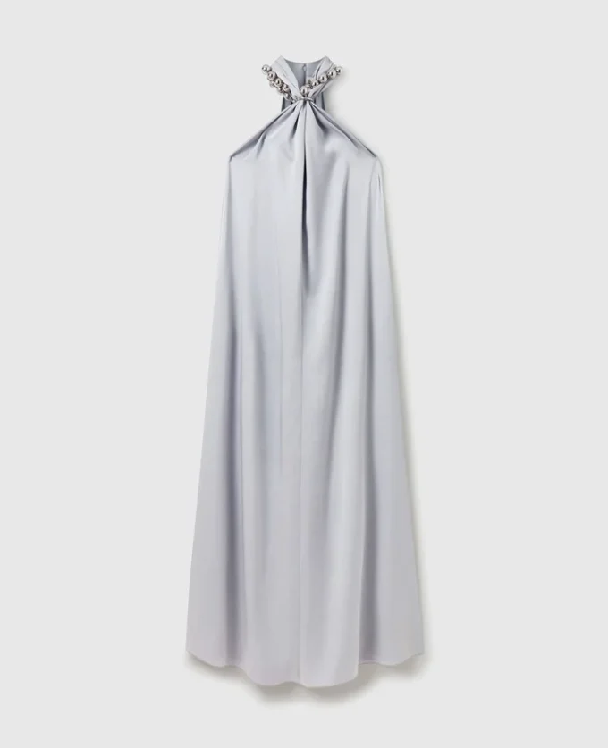 Robe longue en satin à col licou et chaîne à billes Robe longue en satin à col licou et chaîne à billes