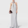 Robe longue en satin à col licou et chaîne à billes Robe longue en satin à col licou et chaîne à billes
