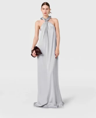 Robe longue en satin à col licou et chaîne à billes