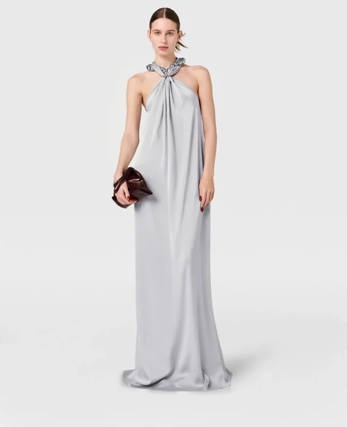 Robe longue en satin à col licou et chaîne à billes Robe longue en satin à col licou et chaîne à billes