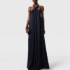 Robe longue en satin à col licou et chaîne à billes Robe longue en satin à col licou et chaîne à billes