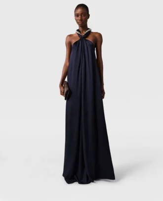Robe longue en satin à col licou et chaîne à billes